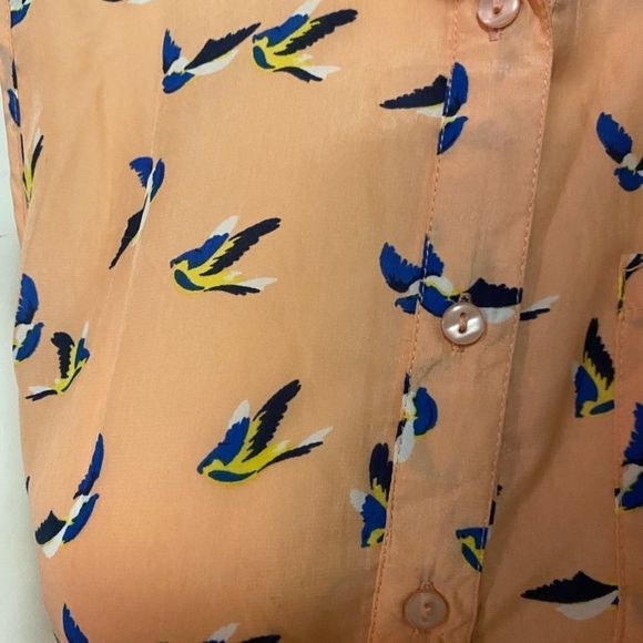 Sleeveless blouse, ties at the bottom. - Picture 5 of 7